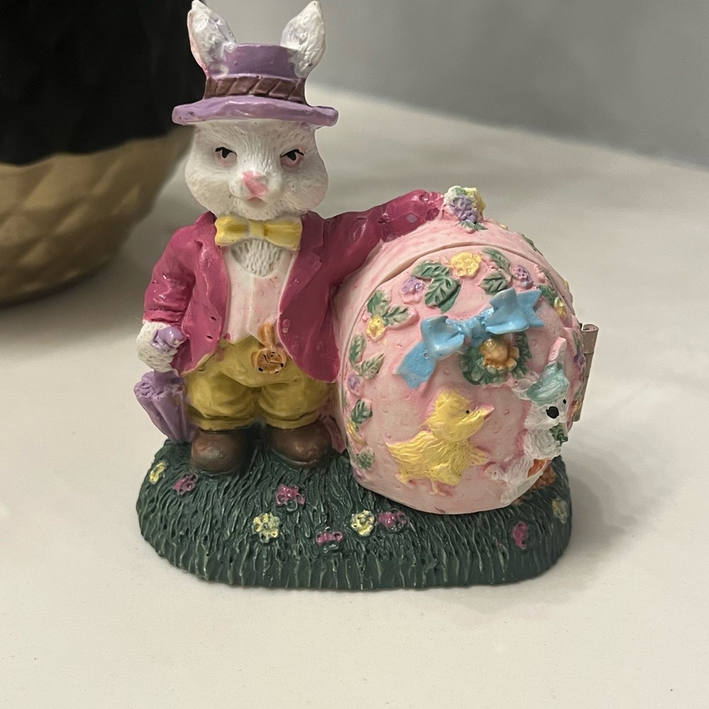 Vintage MR BUNNY Easter Egg Surprise. Just open the egg to view the scenery.
